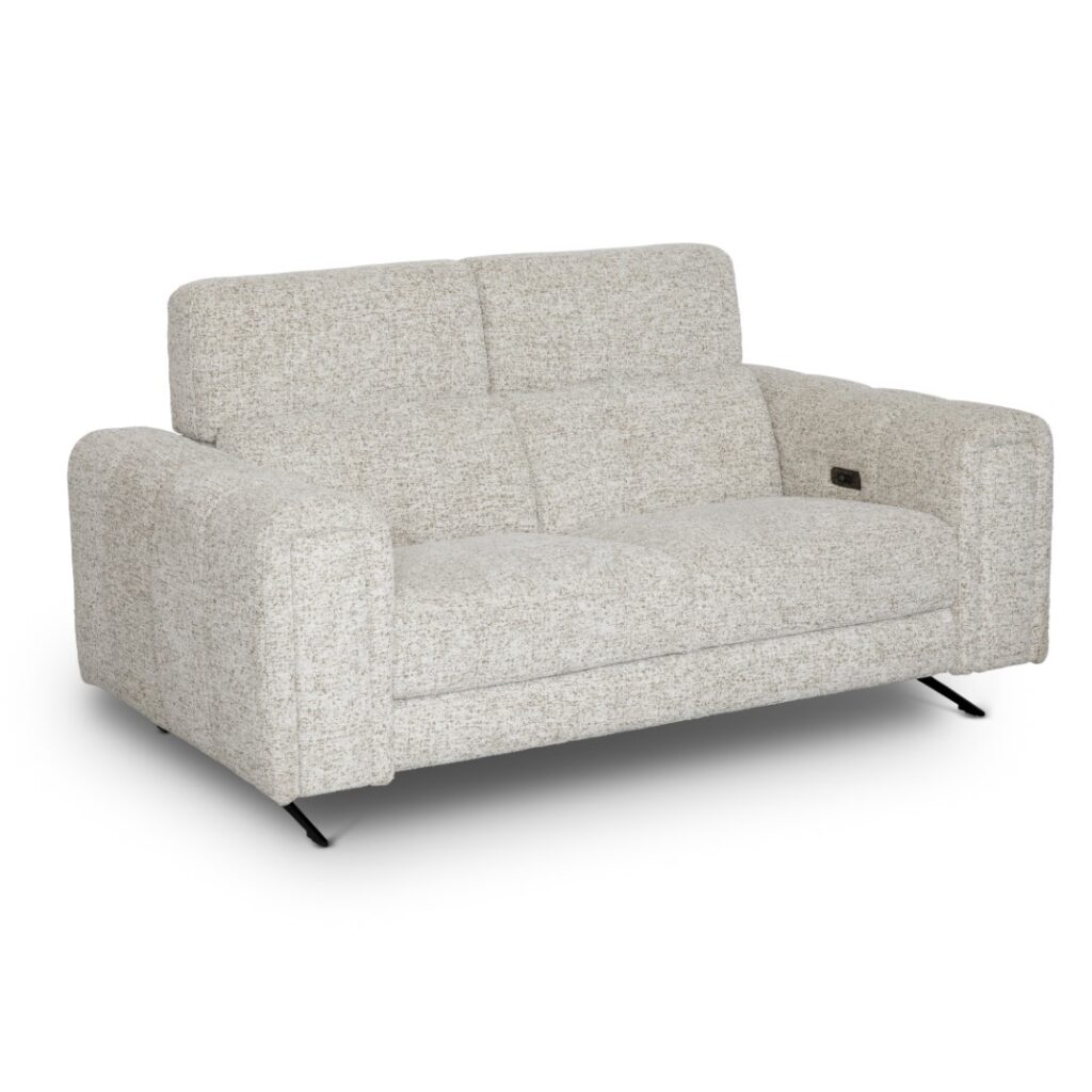Canapé 2 places en tissu bouclé texturé beige écru, avec dossiers hauts, commande électrique intégrée sur l'accoudoir et pieds fins en métal noir.